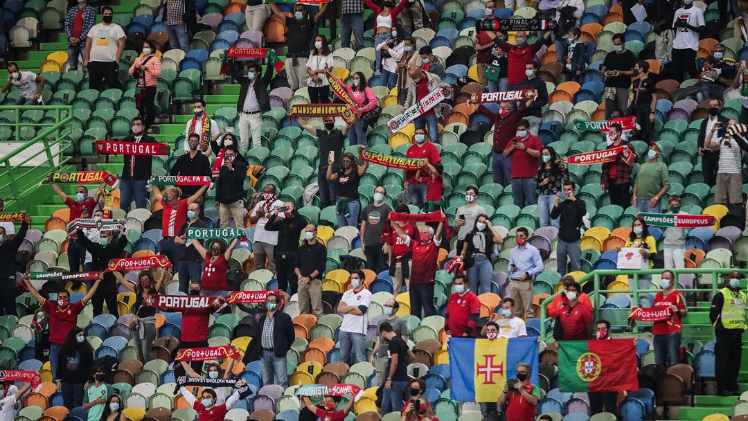 Adeptos estão de máscara e com várias cadeiras a garantir o distanciamento. Foto: Mário Cruz/Lusa