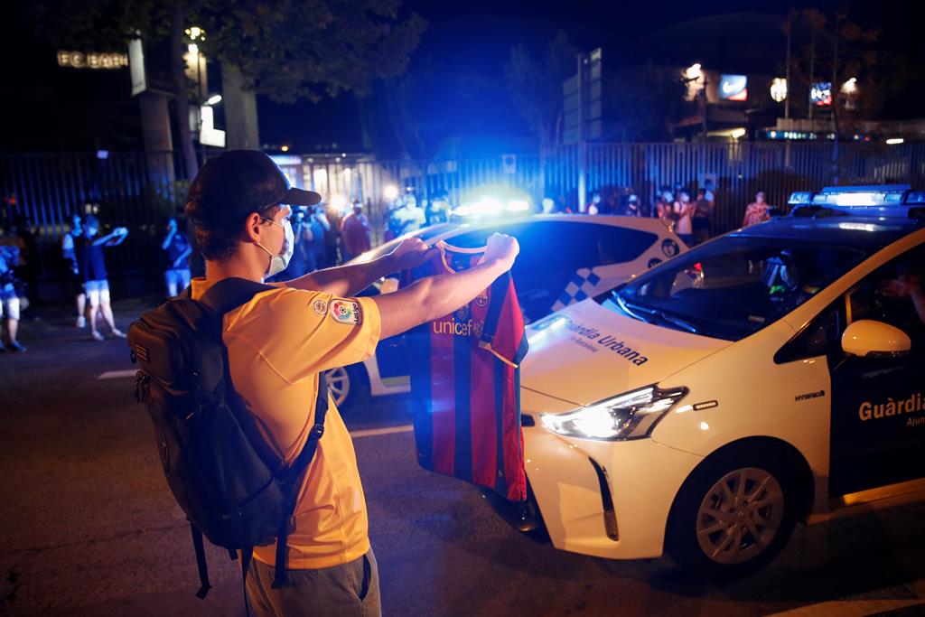 Adeptos do Barcelona contestam a direção, perante a notícia da saída de Lionel Messi, em 2020. Foto: Alejandro Garcia/EPA