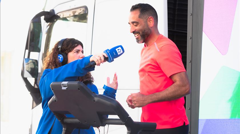 Inês Lopes Gonçalves com voluntário na passadeira no Três por Todos 2026 em Coimbra. Foto: Vasco Cruz/RR