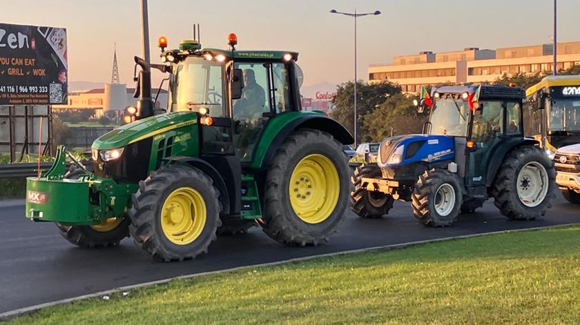 Agricultores em Alcochete condicionam trânsito à entrada da Ponte Vasco da Gama
