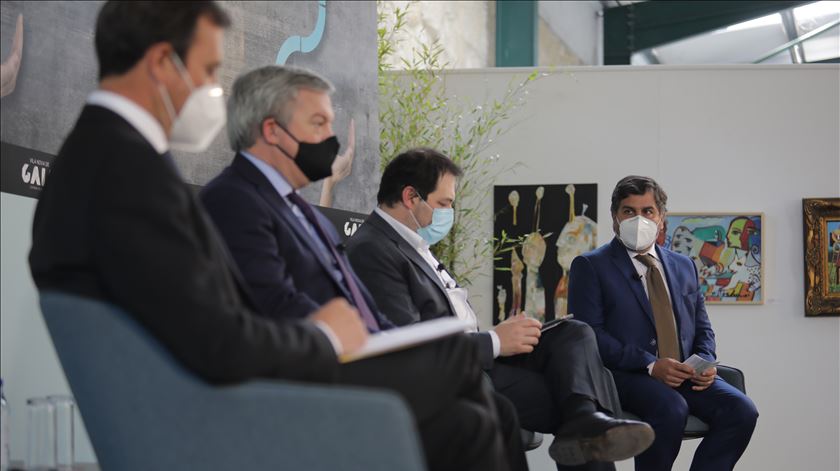 Descentralização. De uma rede de proximidade a "empreiteiros" do Governo