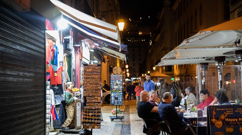 "Direito ao descanso". Moradores de Lisboa usam colchões para protestar contra ruído