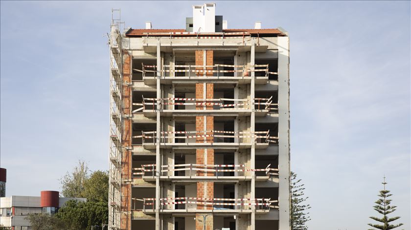 "Agente imobiliário invertido"? Imóveis vendidos pelo Estado superaram em 21,9% o valor base, dizem Finanças