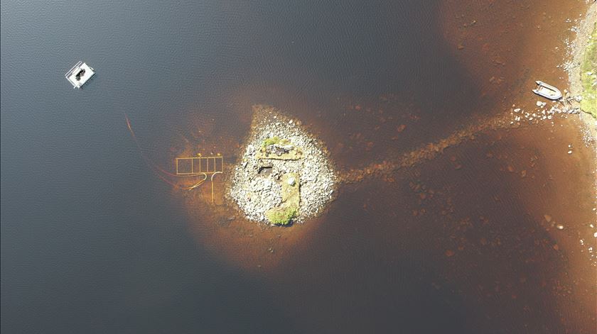 Descoberta surpreendente na Escócia: ilha artificial tem cinco mil anos e é mais antiga do que Stonehenge Descoberta surpreendente na Escócia: ilha artificial tem cinco mil anos e é mais antiga do que Stonehenge