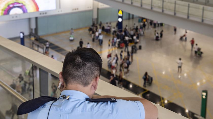 Um polícia em serviço no Aeroporto Chek Lap Kok, em Hong Kong, esta quarta-feira, um dia depois dos confrontos entre manifestantes e as autoridades. Foto: EPA/Miguel Candela