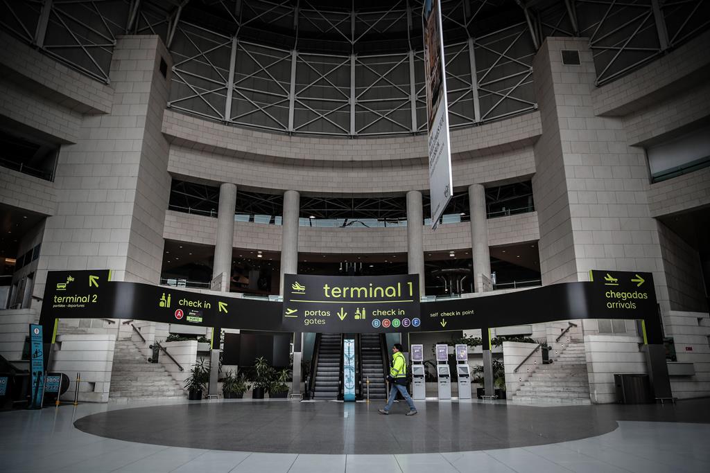 O aeroporto da Portela vai continuar numa rota de expansão temporária até encerrar, quando o novo aeroporto tiver duas pistas. Foto: Mário Cruz/Lusa
