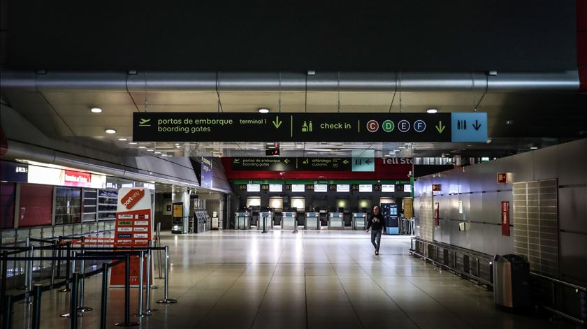 Aeroporto Humberto Delgado, em Lisboa, encerrado durante estado de emergência Foto: Mário Cruz/Lusa