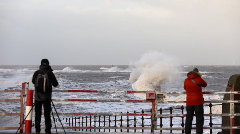 Agitação marítima. Sete distritos sob aviso laranja e dez sob amarelo