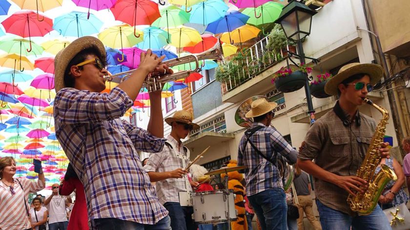 Concertos, arte urbana e muito mais que chapéus de chuva coloridos no AgitÁgueda