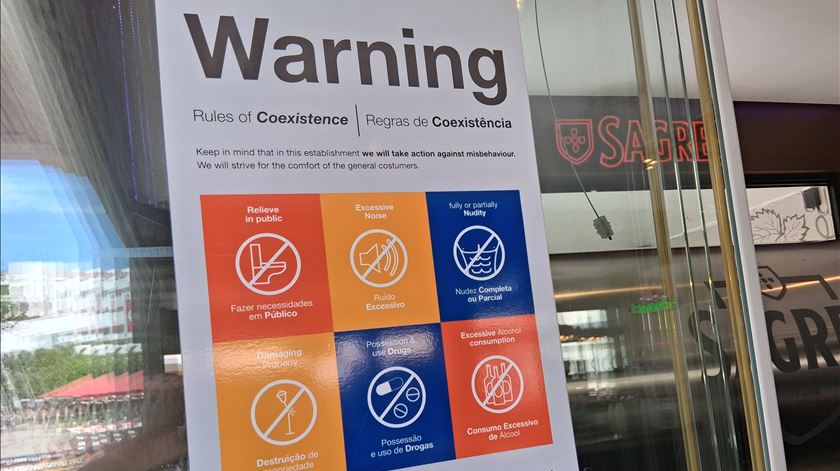 Nem tronco nu nem biquini na rua e esplanadas. Veja as novas regras para férias em Albufeira