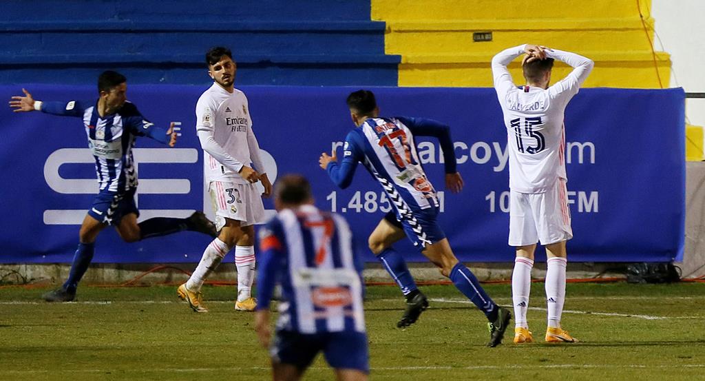 Jogadores do Alcoyano celebram golo ao Real Madrid. Foto: Manuel Lorenzo/EPA Jogadores do Alcoyano celebram golo ao Real Madrid. Foto: Manuel Lorenzo/EPA