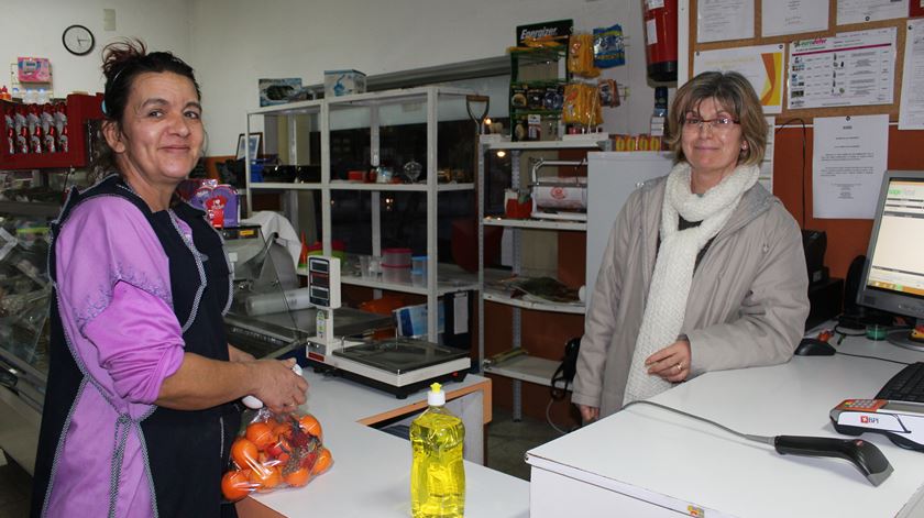 Ana Cristina, do supermercado de Melo, não consegue falar com os fornecedores.Foto: Liliana Carona/RR