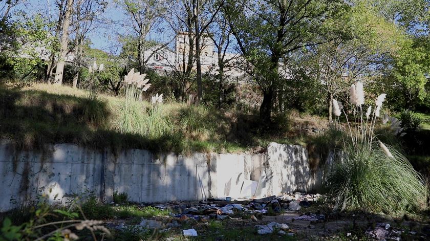 No descampado, onde antes existiam as torres do Aleixo, acumulam-se agora vestígios do consumo de droga. Foto: Catarina Santos/RR