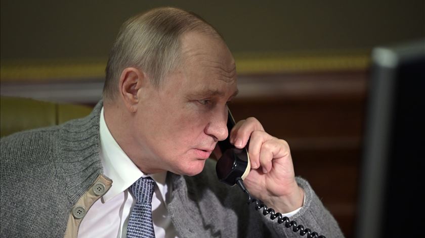 Ucrânia. Putin diz "claramente" a Macron que não procura confronto