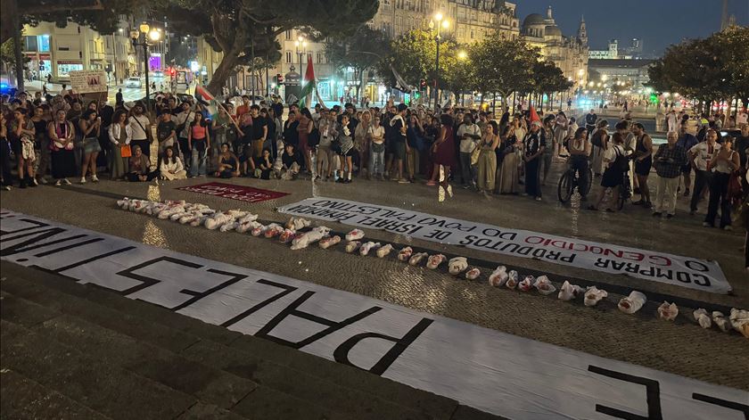 Na Avenida dos Aliados, o fim da marcha fez estender bonecos ensanguentados e faixas no chão, ao som do hino palestiniano e de discursos de ordem. Foto: Rita Vila Real/RR