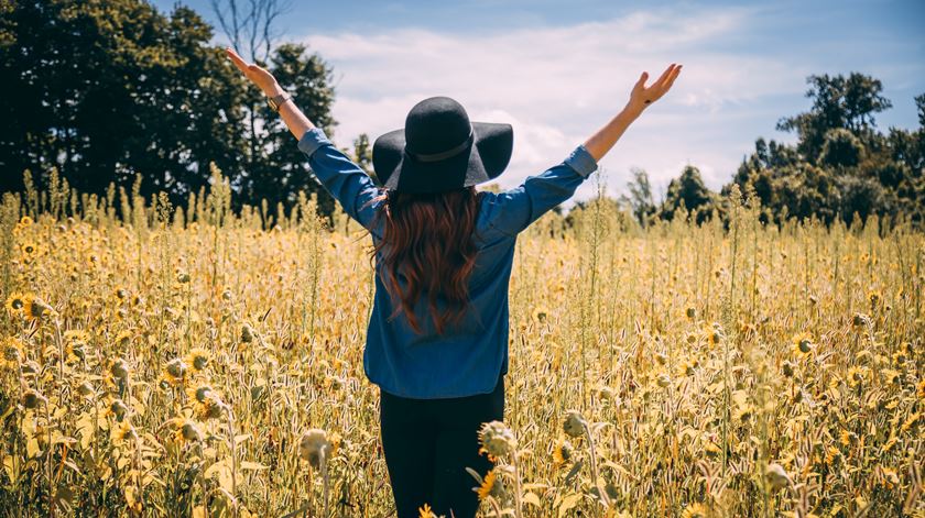 Sair, caminhar e apreciar o momento. Foto: Alora Griffiths/Unsplash