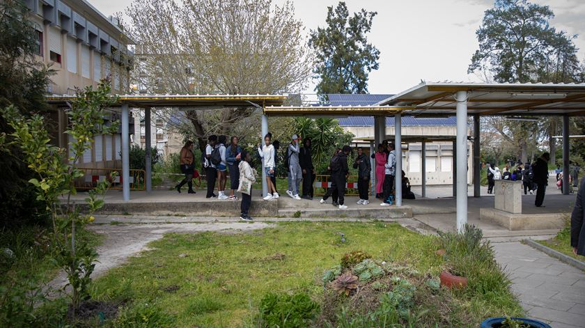 Mais de 44 mil alunos sem os professores todos no fim do 2º período