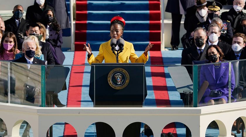 Poetisa Amanda Gorman na tomada de posse de Joe Biden. Foto: Patrick Semansky/EPA