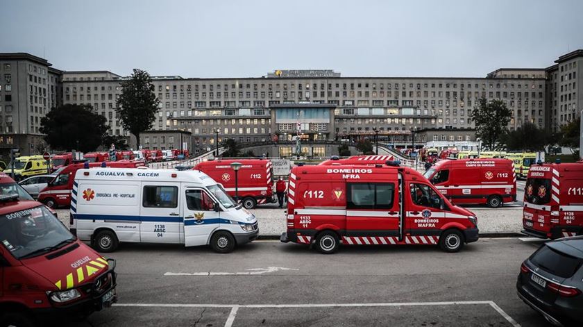 Fila de ambulâncias em janeiro deste ano. Foto: Mário Cruz /Lusa