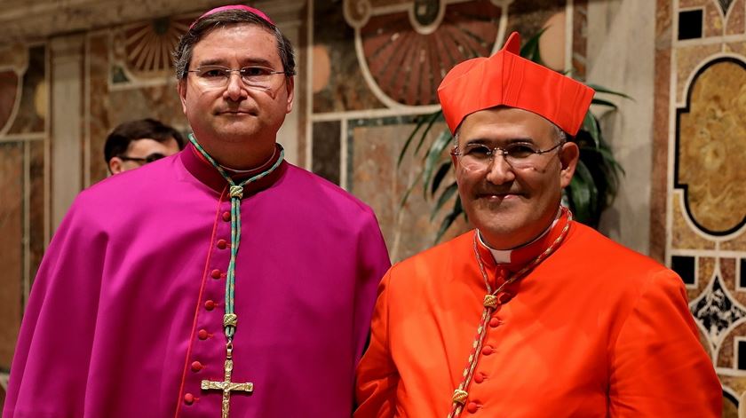 D. José Tolentino Mendonça, com D. Américo Aguiar, bispo auxiliar de Lisboa, após o consistório em que se fez cardeal. Foto: Agência ECCLESIA/Arlindo Homem