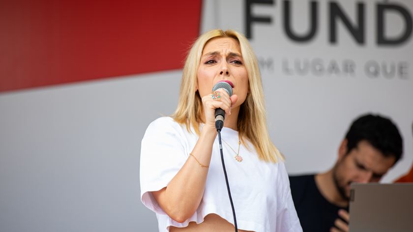 Ana Bacalhau ao vivo no T3 na Praça da Fundação da Feira do Livro de Lisboa 2024 foto: Ricardo Fortunato/RR
