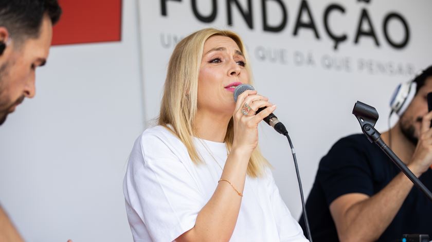 Ana Bacalhau ao vivo no T3 na Praça da Fundação da Feira do Livro de Lisboa 2024 foto: Ricardo Fortunato/RR