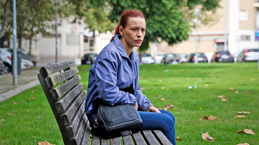 Ana Fernandes, perante a falta de soluções, ocupou uma casa da Câmara de Lisboa. Acabou por ser retirada pela Polícia e foi deixada na rua. Foto: Joana Bourgard/RR