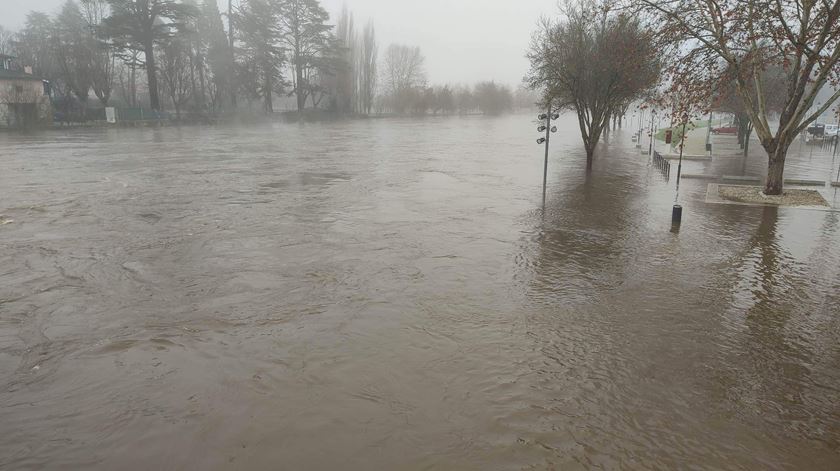 Chaves. Tâmega galgou margens e alagou zona comercial Foto: Ana Malheiro/ Meteo Trás os Montes - Portugal