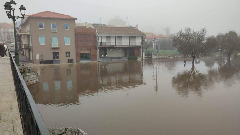 Chaves. Tâmega galgou margens e alagou zona comercial Foto: Ana Malheiro/ Meteo Trás os Montes - Portugal