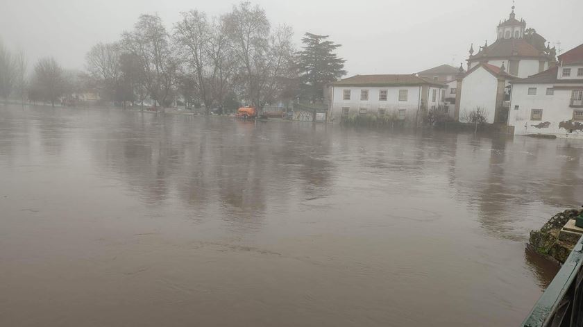 Chaves. Tâmega galgou margens e alagou zona comercial Foto: Ana Malheiro/ Meteo Trás os Montes - Portugal