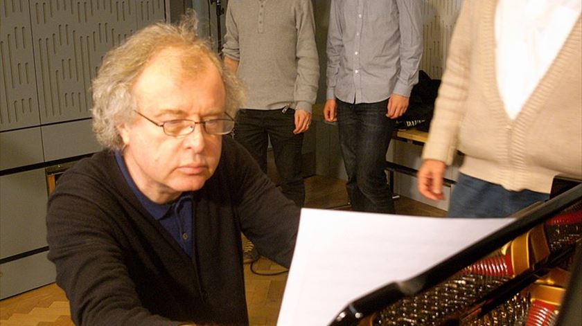 Pianista András Schiff cancela concertos nos EUA devido a "bullying" de Trump
