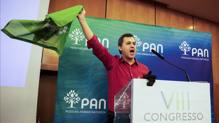 Ex-líder anuncia saída do PAN. Partido "perdeu a coluna vertebral"