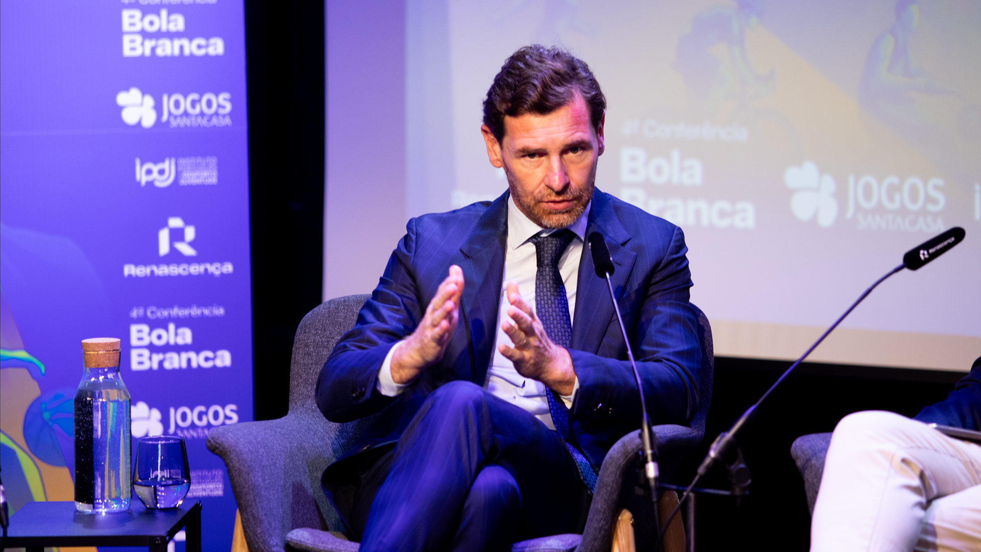 Villas-Boas traça mercado. Segurar Rodrigo Mora e Diogo Costa e comprar um 