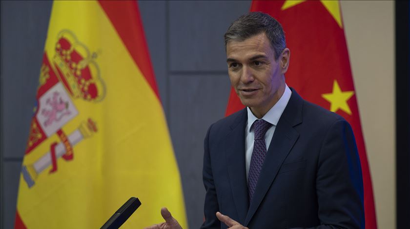 Pedro Sánchez pede maior envolvimento de Pequim na cena internacional Pedro Sánchez pede maior envolvimento de Pequim na cena internacional