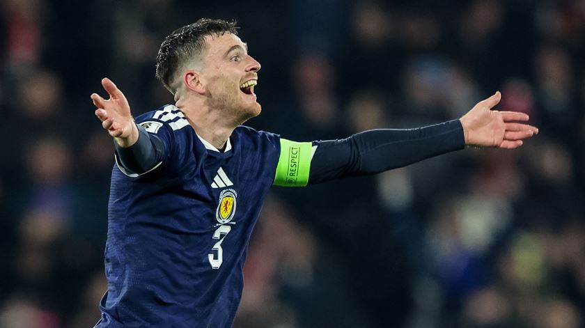 Andy Robertson dedica apuramento histórico da Escócia para o Mundial à memória de Diogo Jota