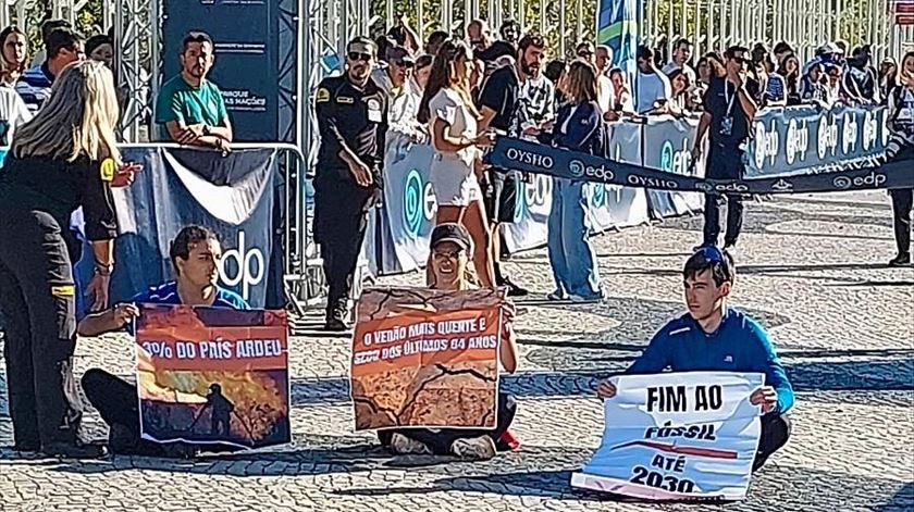 Ativistas da Climáximo interrompem meta da Meia Maratona de Lisboa