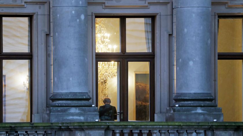 As noites de Merkel têm sido passadas em negociações. Foto: FelipeTrueba/EPA