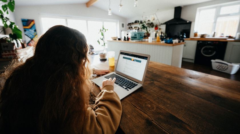 No final do trabalho, arrume o computador e deixe a casa para a família. Foto: Annie Spratt/Unsplash