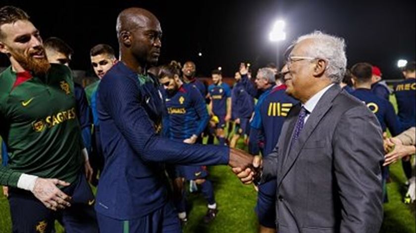 António Costa cumprimenta jogadores, Danilo. Foto: FPF