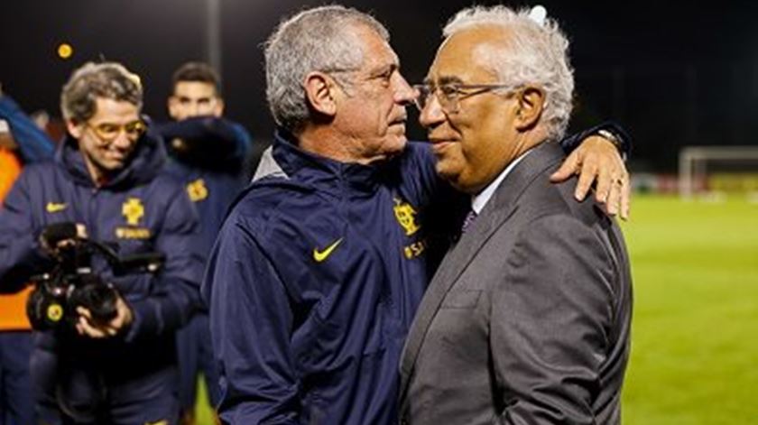 António Costa com Fernando Santos. Foto: FPF