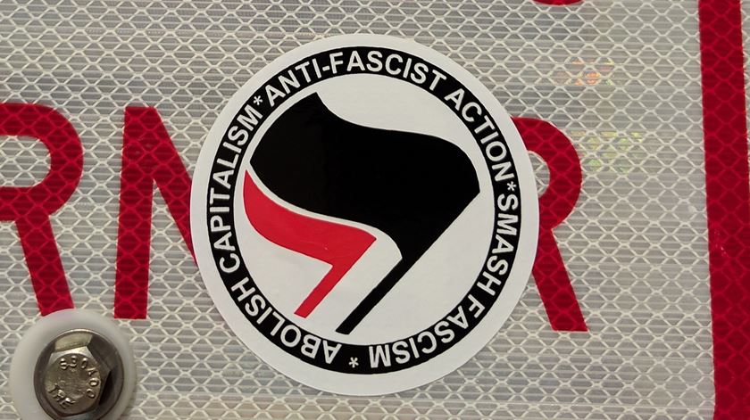 Autocolante Antifa num sinal de trânsito nos EUA. Foto: Wikipedia