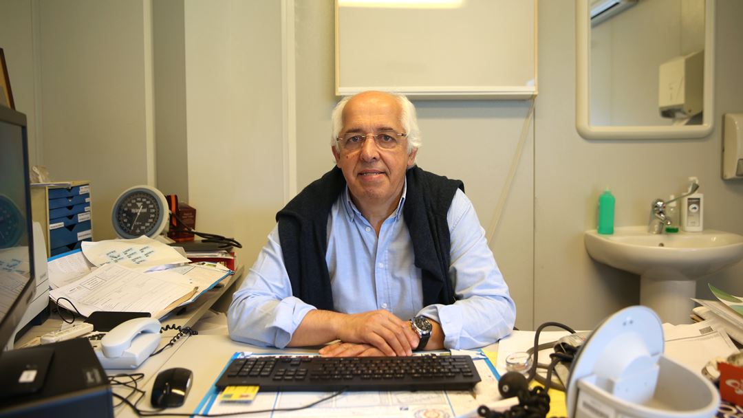 António Alvim faz questão de trabalhar pelo menos 40 horas por semana. Mas diz não ver os colegas a fazer o mesmo.