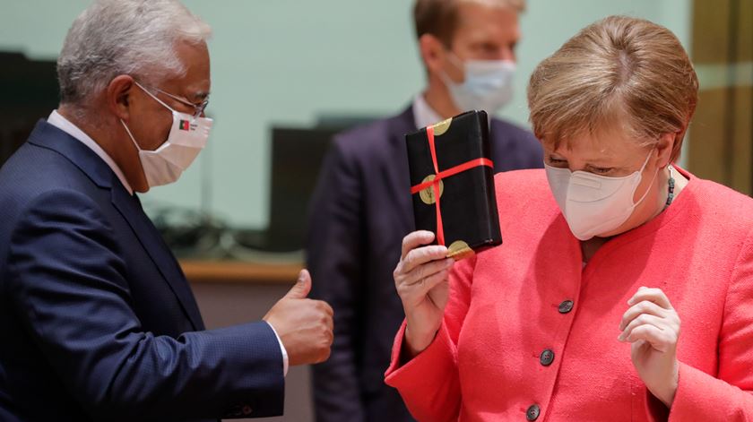 António Costa ofereceu um livro de Saramago a Angela Merkel. Foto: Stephanie LeCoq/EPA