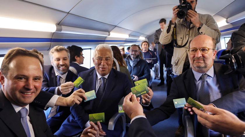 António Costa com os ministros Matos Fernandes e Pedro Nuno Santos, bem como o presidente da Câmara de Lisboa, Fernando Medina. Foto: José Sena Goulão/Lusa