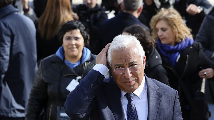 António Costa rodeado de jornalistas em Bragança. Foto: José Coelho/Lusa