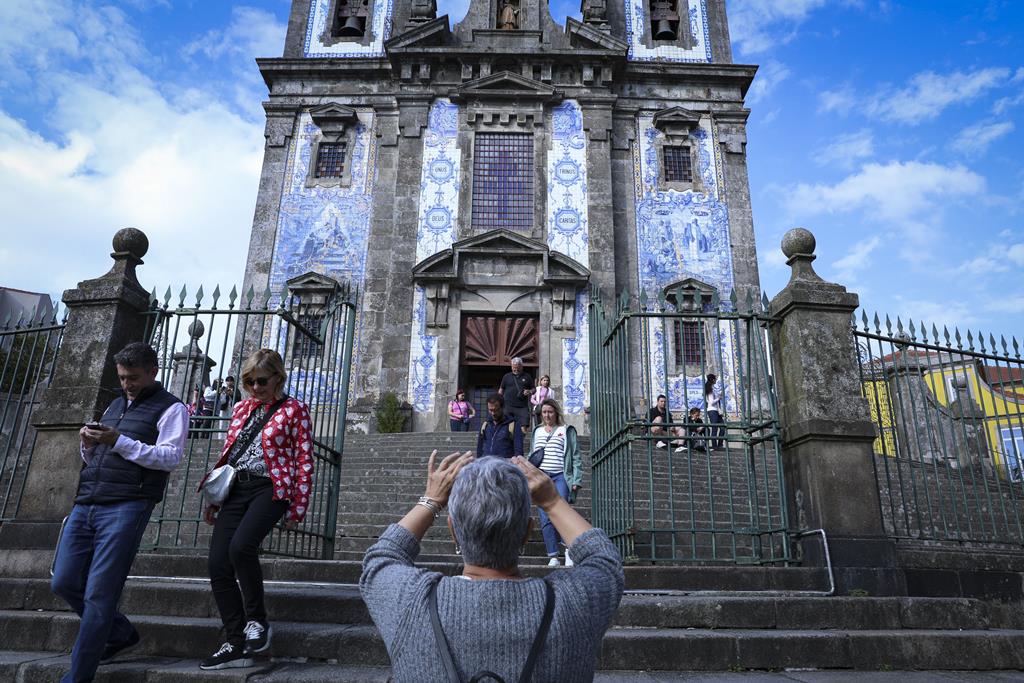 Luzia viu fumo branco e correu para a igreja de Santo Ildefonso. Católicos no Porto felizes com novo Papa