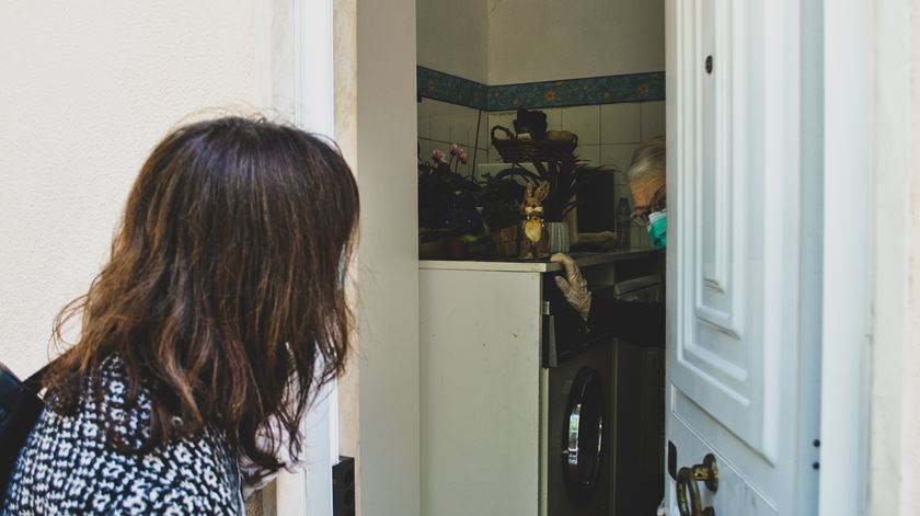 ​Covid-19: "É preciso evitar contactos entre avós e netos" que não vivem na mesma casa
