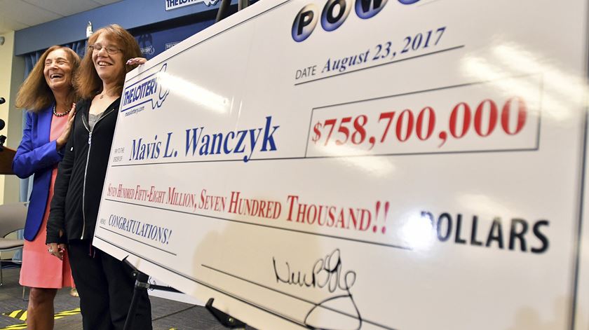 Mavis Wanczyk vence Powerball. Foto: Cleveland.com