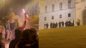 Ânimos aquecem na AR. Manifestante detido e cartazes incendiados