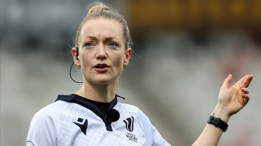 Hollie Davidson é a primeira mulher a arbitrar a final européia de Raguebi